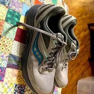 Saucony cohesion grey with iridescent blue accents. Size 7.5 women’s like new